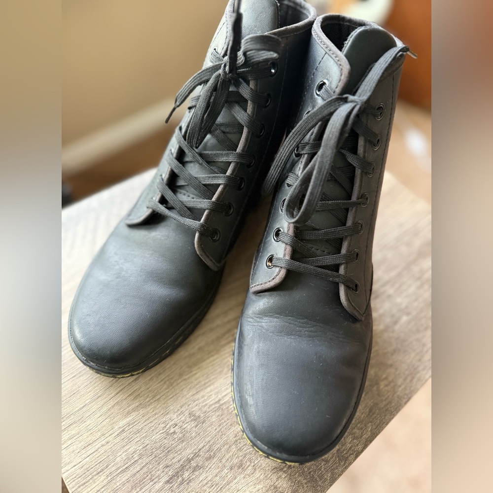 Dr. Martens Shoreditch  Black Lace-Up Boots/ Sneakers Women’s size 9